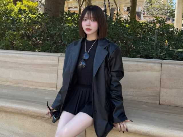 モデルの高梨優佳さんは3月16日、自身のInstagramを更新。ディズニーでの美脚ショットを公開し、反響を呼んでいます。(サムネイル画像出典:高梨優佳さん公式Instagramより)