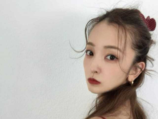タレントの板野友美さんは5月28日、自身のInstagramを更新。美しい背中が露出したコーディネートを披露し、反響を呼んでいます。(サムネイル画像出典:板野友美さん公式Instagramより)