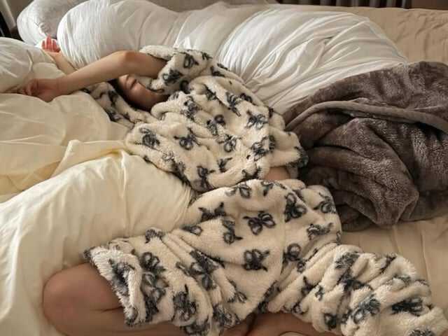 タレントの川口葵さんは3月25日、自身のInstagramを更新。ベッドの上での驚きの寝相を公開し、話題を集めています。（サムネイル画像出典：川口葵さん公式Instagramより）