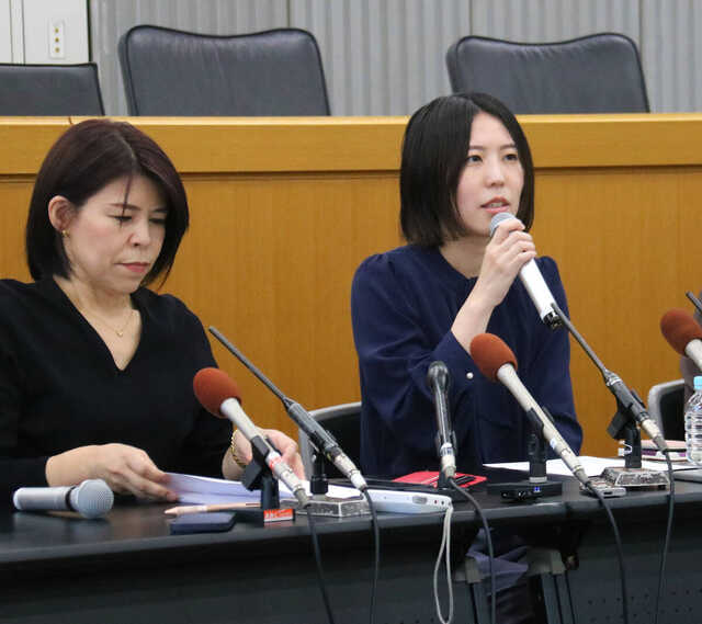 会見に臨んだ福間香奈女流五冠（右、カメラ・田中　昌宏）