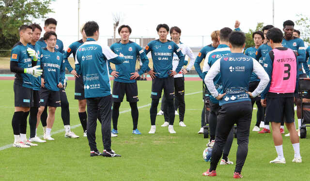　全体練習後、川井健太監督（左から５人目）の話を聞くJ２札幌の選手たち（カメラ・砂田　秀人）