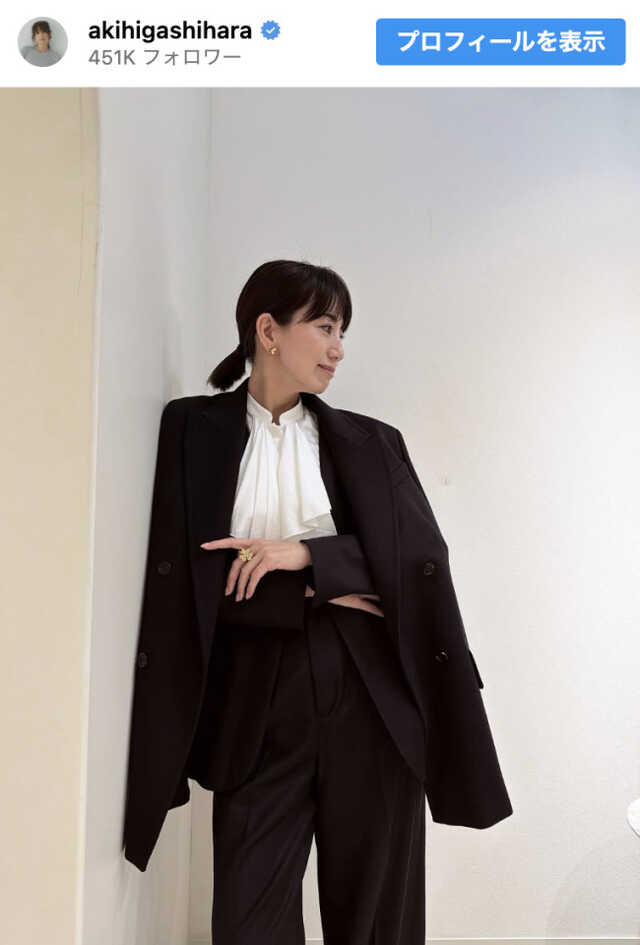 東原亜希、パンツスーツスタイルで入学式出席　※「東原亜希」Instagram