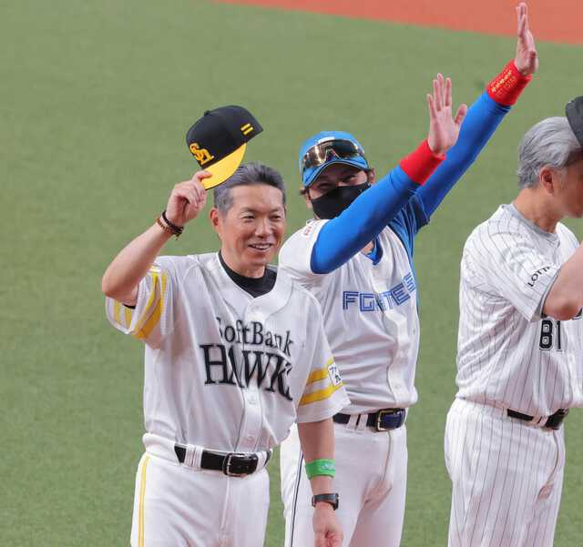 試合に勝利してファンにあいさつする（左から）小久保裕紀監督、新庄剛志監督、吉井理人監督（カメラ・上村　尚平）