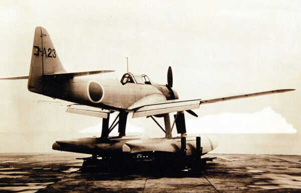 旧日本軍の“最強”水上機「瑞雲」改装中の大和ミュージアム前に本物