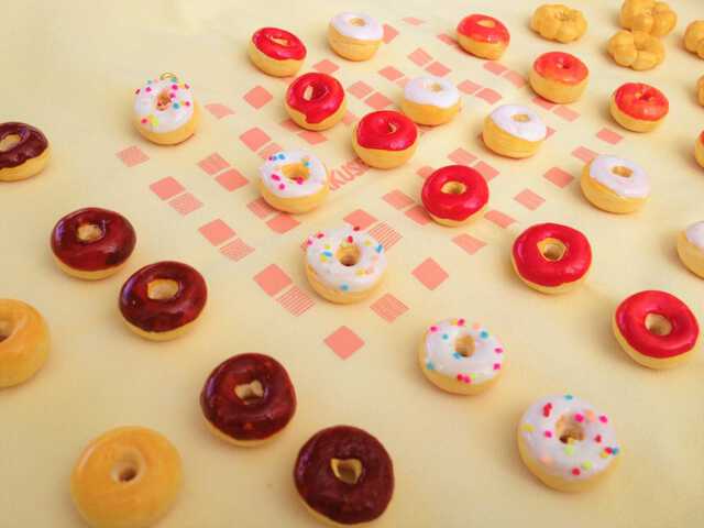 たくさんのカラフルなドーナツ