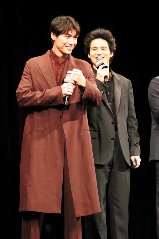 舞台あいさつに登場した福士蒼汰（左）と水上恒司