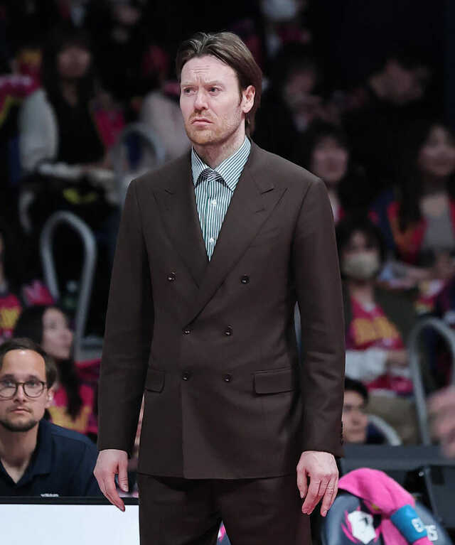 厳しい表情で戦況を見る東京GBのカスパー・ヴオリネン監督（カメラ・竜田　卓）