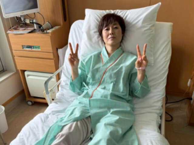 フリーアナウンサー・有働由美子さんのマネージャーが運営するInstagramアカウントは4月14日、投稿を更新。骨折して病院のベッドにいる有働さんの姿を公開しました。（サムネイル画像出典：有働由美子さんマネージャー公式Instagramより）