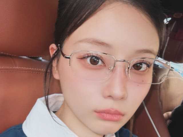 タレントの重盛さと美さんは4月13日、自身のInstagramを更新。眼鏡を着用した姿を披露しました。（サムネイル画像出典：重盛さと美さん公式Instagramより）