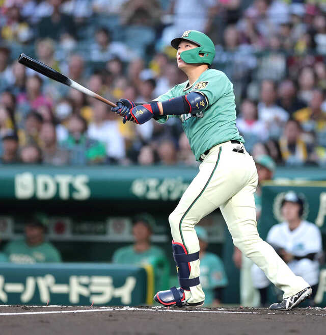 ２回無死一塁、先制左越え２ラン本塁打を放つ大山悠輔（カメラ・岩田　大補）