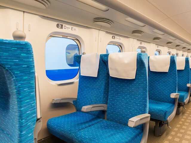 新幹線車内や映画館、劇場などで静かに繰り広げられる「肘掛け争奪戦」。隣席の客が占領していてモヤッとすることもあるだろう。だが、38歳女性が隣り合わせた20代男性の対応は、互いの心が豊かになる素晴らしいものだった。※サムネイル画像:PIXTA