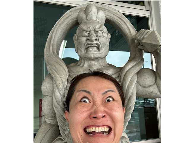 お笑い芸人のキンタロー。さんは5月3日、自身のXを更新。大分空港の仁王像のものまね姿を披露し、反響を呼んでいます。（サムネイル画像出典：キンタロー。さん公式Xより）