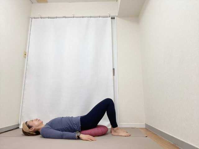 お尻の下にクッションを敷いた膝を立てた仰向けの体勢
