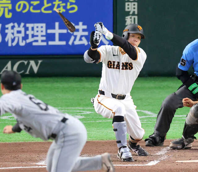 ６回無死一、三塁、バットを折りながら中前適時打を放った佐々木（カメラ・池内　雅彦）