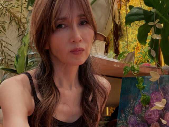 歌手の工藤静香さんは6月10日、自身のInstagramを更新。細い二の腕や美しいデコルテが際立つキャミソール姿を公開し、反響を呼んでいます。(サムネイル画像出典:工藤静香さん公式Instagramより)