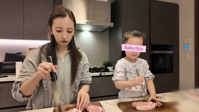 YouTubeチャンネル「友chube 【板野友美】」より