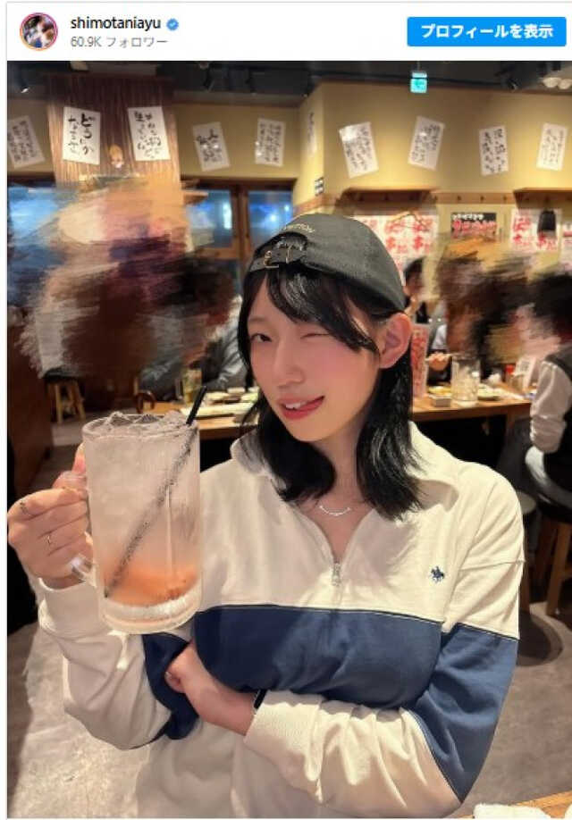 元アイドル・下谷あゆ、ジョッキ手にしてウインク　※「下谷あゆ」Instagram