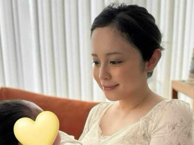 元フジテレビアナウンサーの久慈暁子さんは5月6日、自身のInstagramを更新。赤ちゃんを抱いたほほ笑ましいショットを公開し、ファンから温かい声が寄せられています。（サムネイル画像出典：久慈暁子さん公式Instagramより）