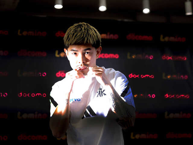 練習を公開する井岡一翔（カメラ・中島　傑）