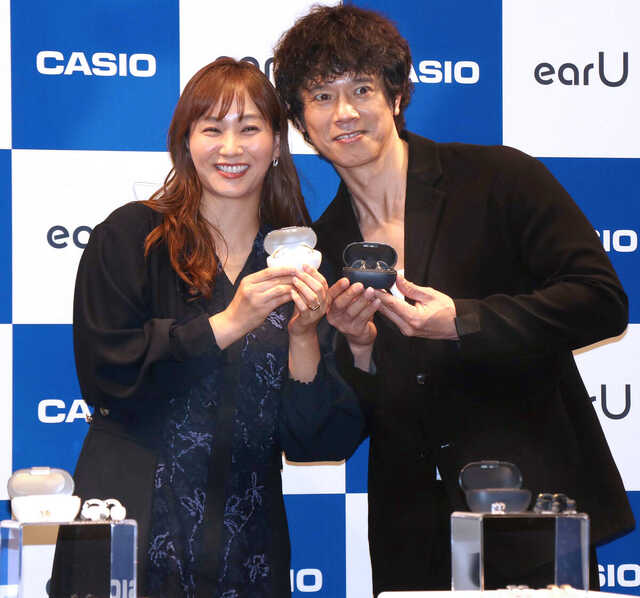 カメラマンの要求に応えて顔を近づける庄司智春と笑う藤本美貴