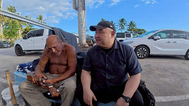 「ハワイの裏取材」第２弾でロケを行う丸山ゴンザレス氏（右）（c）TBS