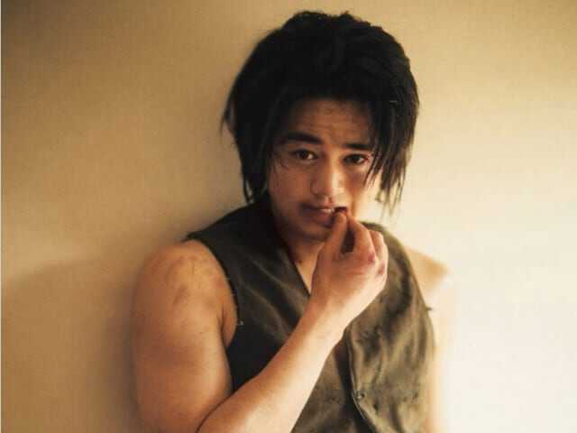 俳優の鈴鹿央士さんは5月9日、自身のInstagramを更新。二の腕の筋肉がムキムキのワイルドな姿を披露し、反響を呼んでいます。（サムネイル画像出典：鈴鹿央士さん公式Instagramより）