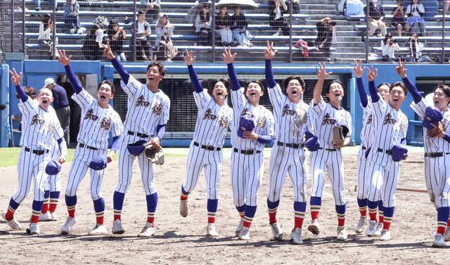 聖隷を下し、スタンドに向かって喜びを爆発させる知徳の選手たち（カメラ・塩沢　武士）　