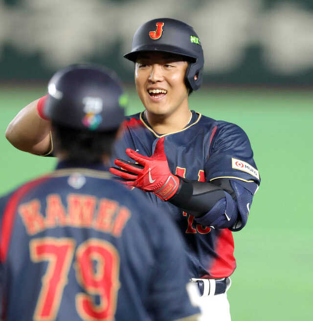 侍ジャパン・岡本和真が3回に適時打で「お茶ポーズ」 東京ドームは大