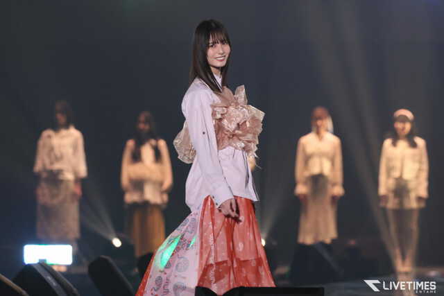 日向坂46・小坂菜緒、笑顔とアンニュイな表情のギャップで魅了。ライブ