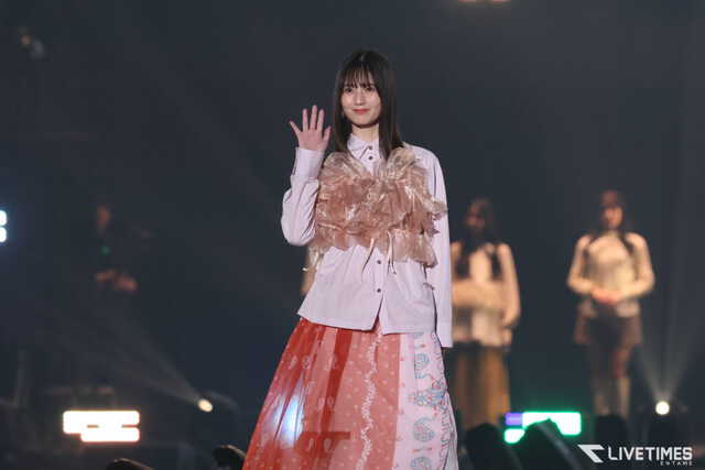 日向坂46・小坂菜緒、笑顔とアンニュイな表情のギャップで魅了。ライブ