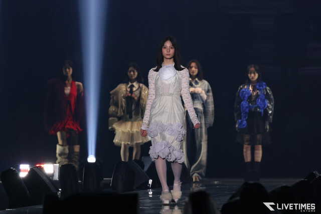 日向坂46・小坂菜緒、笑顔とアンニュイな表情のギャップで魅了。ライブ