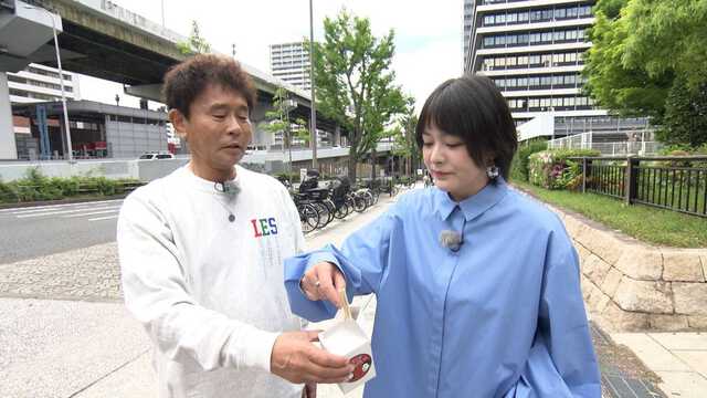 「ごぶクジ」を引く貫地谷しほり(右)と浜田雅功(C)MBS