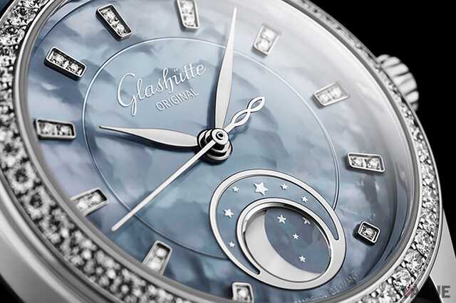 マザー・オブ・パールにダークブルーのラッカー塗装を重ねることで、澄んだ青空に流れる雲を再現