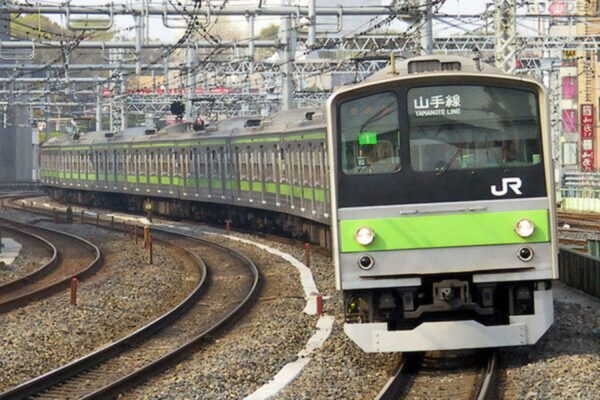 山手線の現行車両が「205系そっくり」な車体カラーに！ 懐かしい