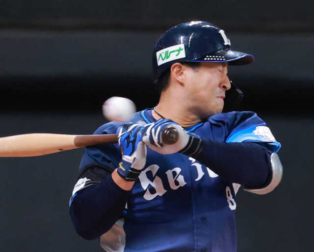 ５回２死一、三塁、死球を受けた渡部聖弥（カメラ・古川　剛伊）