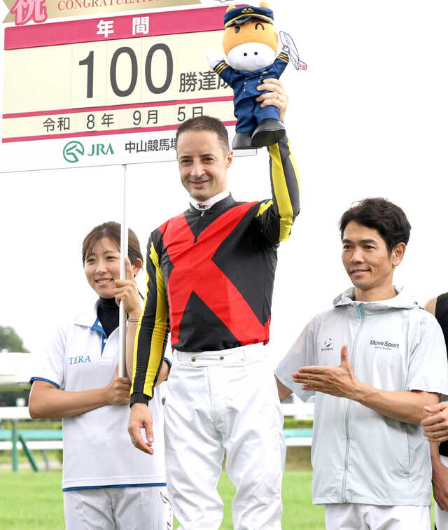 ヴェトロテンペスタで年間100勝を達成したルメール騎手(左は今村聖奈騎手、右は戸崎圭太騎手)(カメラ・池内 雅彦)