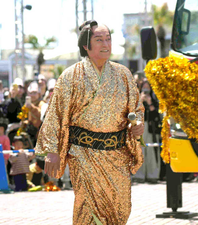 晴天を願い特別パフォーマンスを披露する松平健