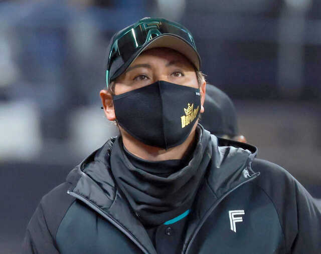 ６回終了後、選手交代を告げた新庄剛志監督（カメラ・古川　剛伊）