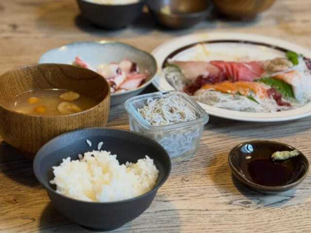 お笑いコンビ・品川庄司の庄司智春さんは5月12日、自身のInstagramを更新。“完全勝利の朝食”を公開し、反響を呼んでいます。(サムネイル画像出典:庄司智春さん公式Instagramより)