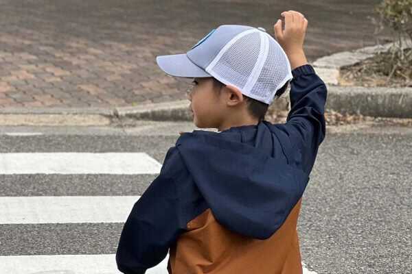 横断歩道で手を挙げている子ども（画像：写真AC）