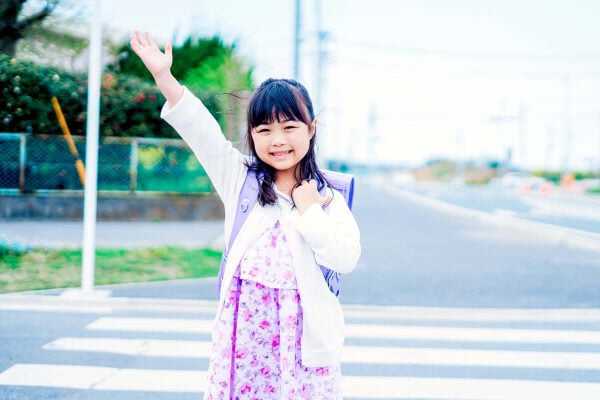 安心して横断歩道を渡る小学生（画像：写真AC）