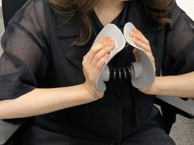 ダイソー　内転筋トレーニング器　使用例　大胸筋