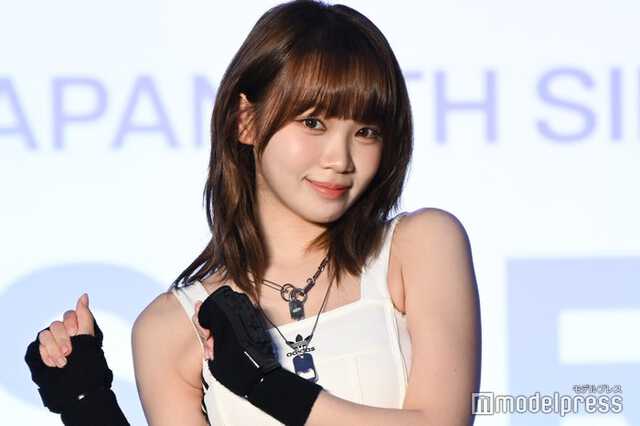 LE SSERAFIMチェウォン、ざっくりニットで美肩チラリ「ステージ