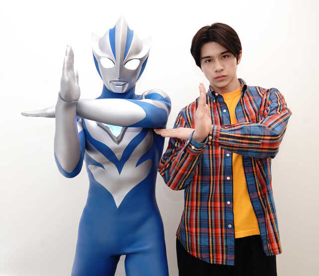 「ウルトラマンテオ」とポーズを決める岩崎碧（Ｃ）円谷プロ（Ｃ）ウルトラマンテオ製作委員会・テレビ東京