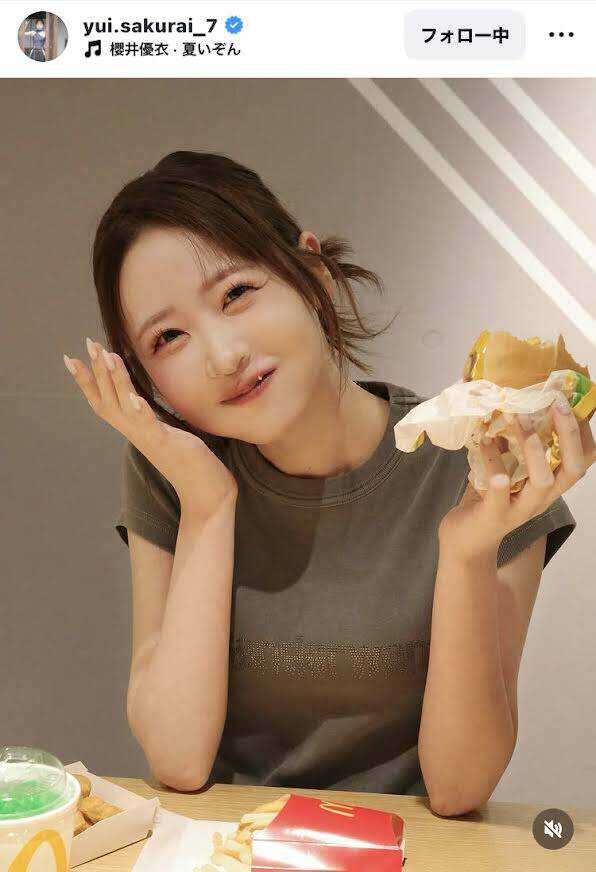 ふるっぱー・櫻井優衣、笑顔満開でハンバーガーを頬張る！「マック食べ