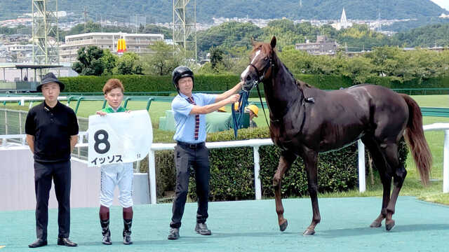 阪神5Rの新馬を勝ったイッソスと西村騎手(左端は石坂調教師)(カメラ・山本 武志)