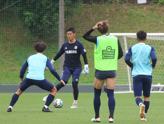 FC大阪戦に向けて、調整する磐田の川島永嗣(左から2人目、カメラ・伊藤 明日香)