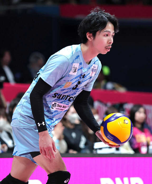 第３セット、サーブを放つサントリー・下川諒（カメラ・竜田　卓）