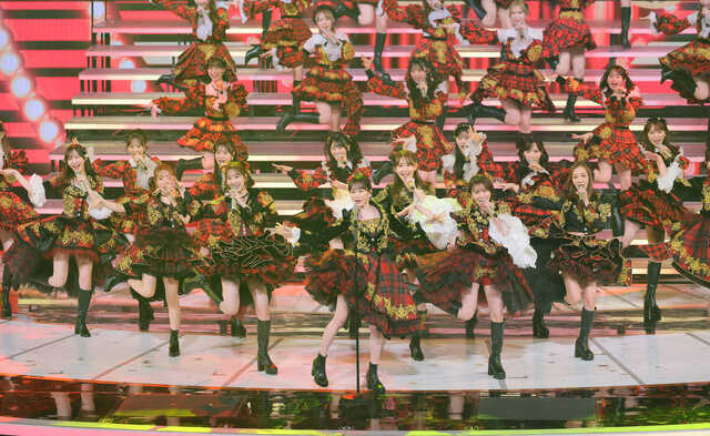 パフォーマンスを披露するAKB48(カメラ・小泉 洋樹)