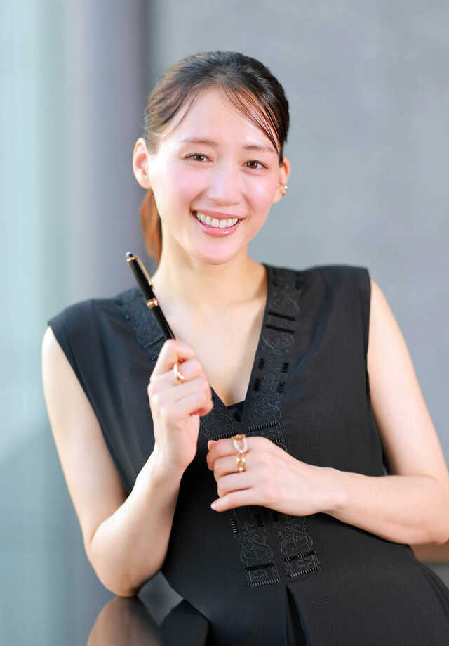 「ゴージャスで格好いい」とお気に入りの衣装でポーズを決める綾瀬はるか（カメラ・小泉　洋樹）